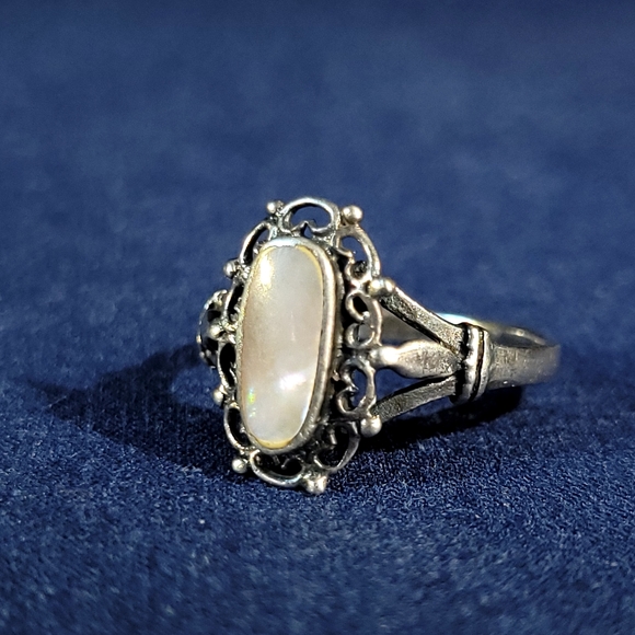 Small Vintage Ornate Ring with Mother of Pearl Stone - Picture 2 of 7